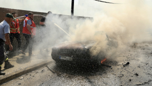 Sidon (Líbano), 21/08/2024.- Equipes de defesa civil tentam apagar um carro em chamas no local de um ataque de drone em Sidon, sul do Líbano, 21 de agosto de 2024. A mídia estatal do Líbano disse que Khalil al-Maqdah, um membro das Brigadas dos Mártires de Al-Aqsa, foi morto em um ataque de drone israelense em 21 de agosto, visando seu veículo na área de vilas de Saida em Sidon, sul do Líbano. Não houve comentários imediatos de Israel sobre o incidente. (Líbano)