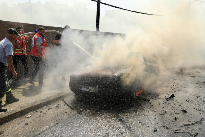 Sidon (Líbano), 21/08/2024.- Equipes de defesa civil tentam apagar um carro em chamas no local de um ataque de drone em Sidon, sul do Líbano, 21 de agosto de 2024. A mídia estatal do Líbano disse que Khalil al-Maqdah, um membro das Brigadas dos Mártires de Al-Aqsa, foi morto em um ataque de drone israelense em 21 de agosto, visando seu veículo na área de vilas de Saida em Sidon, sul do Líbano. Não houve comentários imediatos de Israel sobre o incidente. (Líbano)