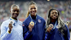 Saint-denis (França), 08/07/2024.- (da esquerda) Medalhista de prata Julien Alfred de Santa Lúcia, medalhista de ouro Gabrielle Thomas dos EUA e medalhista de bronze Brittany Brown dos EUA durante a cerimônia de medalhas na final dos 200m femininos das competições de Atletismo dos Jogos Olímpicos Paris 2024, no estádio Stade de France, em Saint Denis, França, em 7 de agosto de 2024. (200 metros, Francia, Santa Lucía) EFE/EPA/FRANCK ROBICHON