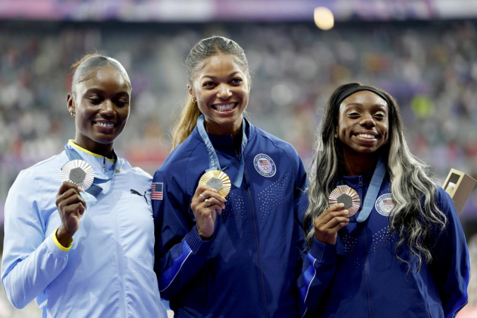 Saint-denis (França), 08/07/2024.- (da esquerda) Medalhista de prata Julien Alfred de Santa Lúcia, medalhista de ouro Gabrielle Thomas dos EUA e medalhista de bronze Brittany Brown dos EUA durante a cerimônia de medalhas na final dos 200m femininos das competições de Atletismo dos Jogos Olímpicos Paris 2024, no estádio Stade de France, em Saint Denis, França, em 7 de agosto de 2024. (200 metros, Francia, Santa Lucía) EFE/EPA/FRANCK ROBICHON