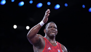 Paris (França), 08/05/2024.- Mijain Lopez Nunez de Cuba (vermelho) comemora a vitória contra Sabah Saleh Shariati do Azerbaijão (invisível) durante a luta masculina greco-romana até 130kg nas semifinais das competições de luta livre nas Olimpíadas de Paris 2024 Games, na Arena Champs-de-Mars, em Paris, França, 05 de agosto de 2024. (Azerbaijão, França) EFE/EPA/YAHYA ARHAB