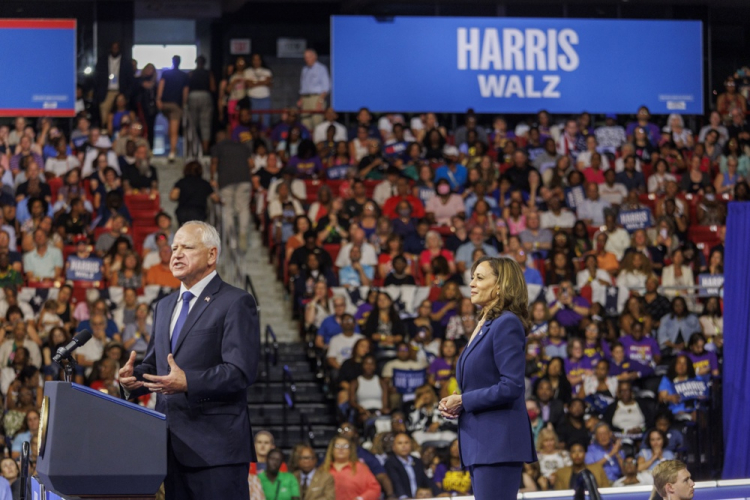 Kamala Harris faz 1º comício ao lado de Tim Walz, seu candidato a vice-presidente dos EUA