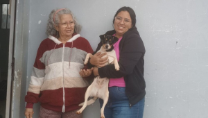 Josgleidys Gonzalez (à dir.), sua mãe, Maria Gladys Parra Holguin, e a cachorrinha Luna