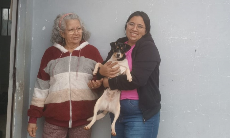 Josgleidys Gonzalez (à dir.), sua mãe, Maria Gladys Parra Holguin, e a cachorrinha Luna