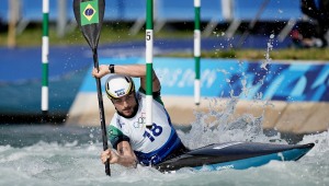 O atleta Pepê Gonçalves do Brasil compete na segunda descida das eliminatórias do K1 masculino.