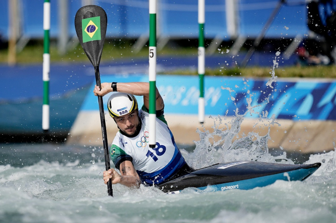 O atleta Pepê Gonçalves do Brasil compete na segunda descida das eliminatórias do K1 masculino.