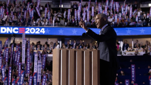 O ex-presidente dos EUA, Barack Obama, faz um discurso durante a segunda noite da Convenção Nacional Democrata