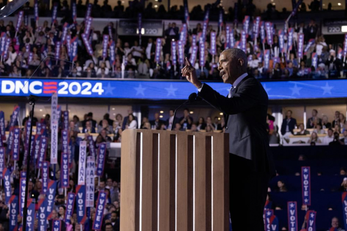 O ex-presidente dos EUA, Barack Obama, faz um discurso durante a segunda noite da Convenção Nacional Democrata