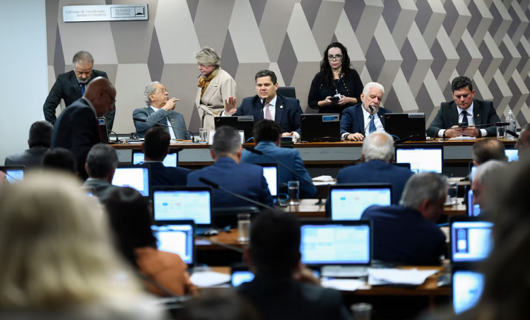 CCJ do Senado aprova projeto que enfraquece Lei da Ficha Limpa e pode beneficiar condenados