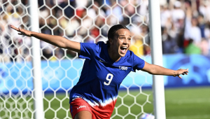 Mallory Swanson, dos Estados Unidos, comemora após marcar seu gol sobre o Brasil durante partida valendo a medalha de ouro do futebol feminino disputada no Parc des Princes, em Paris, na França, durante os Jogos Olímpicos de Verão, neste sábado, 10 de agosto de 2024.