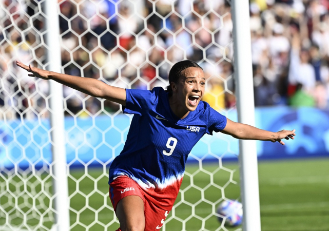 Mallory Swanson, dos Estados Unidos, comemora após marcar seu gol sobre o Brasil durante partida valendo a medalha de ouro do futebol feminino disputada no Parc des Princes, em Paris, na França, durante os Jogos Olímpicos de Verão, neste sábado, 10 de agosto de 2024.