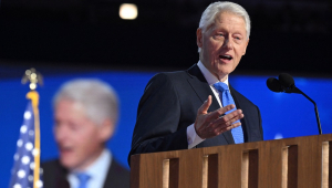 O ex-presidente dos EUA Bill Clinton fala no terceiro dia da Convenção Nacional Democrata (DNC) no United Center em Chicago, Illinois, em 21 de agosto de 2024. A vice-presidente Kamala Harris aceitará formalmente a nomeação do partido para presidente no DNC que acontece de 19 a 22 de agosto em Chicago.