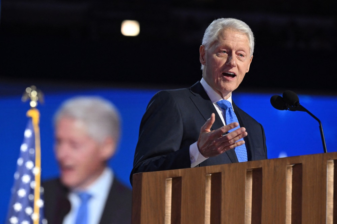 O ex-presidente dos EUA Bill Clinton fala no terceiro dia da Convenção Nacional Democrata (DNC) no United Center em Chicago, Illinois, em 21 de agosto de 2024. A vice-presidente Kamala Harris aceitará formalmente a nomeação do partido para presidente no DNC que acontece de 19 a 22 de agosto em Chicago.