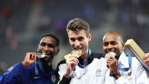 O medalhista de prata Shelby McEwen dos EUA, o medalhista de ouro Hamish Kerr da Nova Zelândia e o medalhista de bronze Mutaz Essa Barshim do Catar posam no pódio durante a cerimônia de premiação da final do Salto em Altura