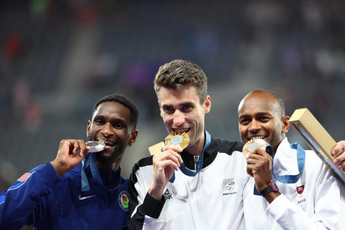 O medalhista de prata Shelby McEwen dos EUA, o medalhista de ouro Hamish Kerr da Nova Zelândia e o medalhista de bronze Mutaz Essa Barshim do Catar posam no pódio durante a cerimônia de premiação da final do Salto em Altura