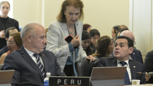 A chanceler da Argentina, Diana Mondino; o chanceler do Paraguai, Rubén Ramírez Lescano (à direita); e o chanceler do Peru, Javier Gonzalez Olaechea (à esquerda), participam de uma sessão extraordinária da Organização dos Estados Americanos (OEA)