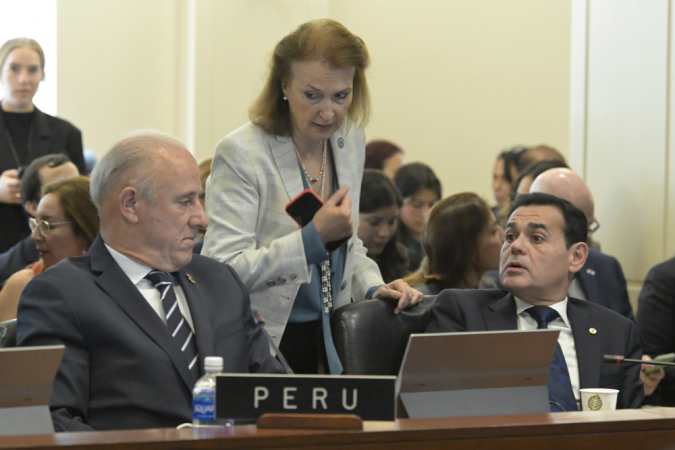 A chanceler da Argentina, Diana Mondino; o chanceler do Paraguai, Rubén Ramírez Lescano (à direita); e o chanceler do Peru, Javier Gonzalez Olaechea (à esquerda), participam de uma sessão extraordinária da Organização dos Estados Americanos (OEA)