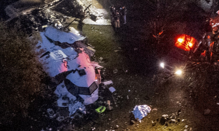 Vista aérea dos destroços de um avião que caiu com 61 pessoas a bordo em Vinhedo, estado de São Paulo, Brasil, em 9 de agosto de 2024. Um avião transportando 57 passageiros e quatro tripulantes caiu em 9 de agosto no estado de São Paulo, Brasil, matando todos a bordo, disseram autoridades locais. A aeronave, um ATR 72-500 de fabricação francesa operado pela companhia aérea Voepass, viajava de Cascavel, no sul do estado do Paraná, para o aeroporto internacional de Guarulhos, em São Paulo, quando caiu na cidade de Vinhedo.