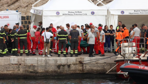 A equipe de resgate carrega um dos dois corpos de passageiros desaparecidos do iate Bayesiano após sua recuperação por mergulhadores dos bombeiros, em Porticello, perto de Palermo, Ilha da Sicília, Itália, 21 de agosto de 2024. Os esforços de busca continuaram em 21 de agosto para encontrar os seis passageiros desaparecidos do Veleiro de luxo bayesiano que naufragou em Porticello, perto de Palermo, na madrugada de 19 de agosto.