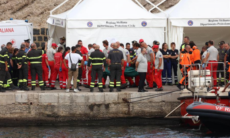 A equipe de resgate carrega um dos dois corpos de passageiros desaparecidos do iate Bayesiano após sua recuperação por mergulhadores dos bombeiros, em Porticello, perto de Palermo, Ilha da Sicília, Itália, 21 de agosto de 2024. Os esforços de busca continuaram em 21 de agosto para encontrar os seis passageiros desaparecidos do Veleiro de luxo bayesiano que naufragou em Porticello, perto de Palermo, na madrugada de 19 de agosto.