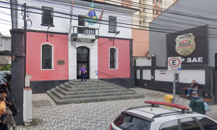 Assaltantes rendem motorista e roubam Porsche em frente a um Bar em Santo André