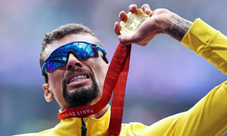 Júlio César Agripino com a medalha de ouro conquistada nos Jogos de Paris