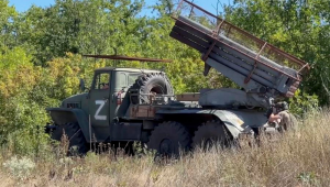 Uma imagem estática tirada de um vídeo fornecido em 15 de agosto de 2024 pelo serviço de imprensa do Ministério da Defesa da Rússia mostra um militar russo se preparando para disparar um lançador de foguetes múltiplos autopropelido russo BM-21 'ÄòGrad'Äô de 122 mm em direção a posições ucranianas em um local não revelado, Rússia. Segundo o Ministério da Defesa, durante as operações militares na direção de Kursk, as Forças Armadas Ucranianas perderam até 2.640 militares, 37 tanques, 32 veículos blindados, 23 veículos de combate de infantaria, 206 veículos blindados de combate, 96 carros, quatro defesa aérea sistemas de mísseis, três lançadores MLRS, 20 canhões de artilharia de campanha e três estações de guerra eletrônica.