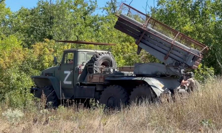 Uma imagem estática tirada de um vídeo fornecido em 15 de agosto de 2024 pelo serviço de imprensa do Ministério da Defesa da Rússia mostra um militar russo se preparando para disparar um lançador de foguetes múltiplos autopropelido russo BM-21 'ÄòGrad'Äô de 122 mm em direção a posições ucranianas em um local não revelado, Rússia. Segundo o Ministério da Defesa, durante as operações militares na direção de Kursk, as Forças Armadas Ucranianas perderam até 2.640 militares, 37 tanques, 32 veículos blindados, 23 veículos de combate de infantaria, 206 veículos blindados de combate, 96 carros, quatro defesa aérea sistemas de mísseis, três lançadores MLRS, 20 canhões de artilharia de campanha e três estações de guerra eletrônica.