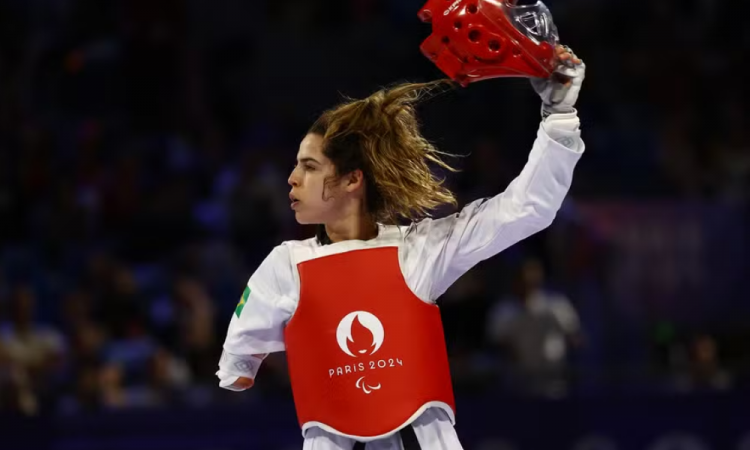 Ana Carolina Moura leva a terceira medalha de ouro no taekwondo para o Brasil no Paraolimpíadas de Paris