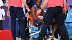 O medalhista de bronze norte-americano Noah Lyles (C) recebe atendimento médico após competir na final dos 200m masculinos do evento de atletismo dos Jogos Olímpicos de Paris 2024, no Stade de France, em Saint-Denis, ao norte de Paris, em 8 de agosto de 2024.