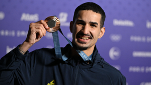 FRA - OLIMPÍADA/TAEKWONDO/BRASIL/NETINHO/BRONZE - ESPORTES - O brasileiro Edival Pontes, o Netinho, comemora a conquista da medalha de bronze após derrotar o espanhol Javier Perez Polo na categoria até 68kg do taekwondo dos Jogos Olímpicos de Paris, no Grand Palais, na capital francesa, nesta quinta-feira, 8 de agosto de 2024.