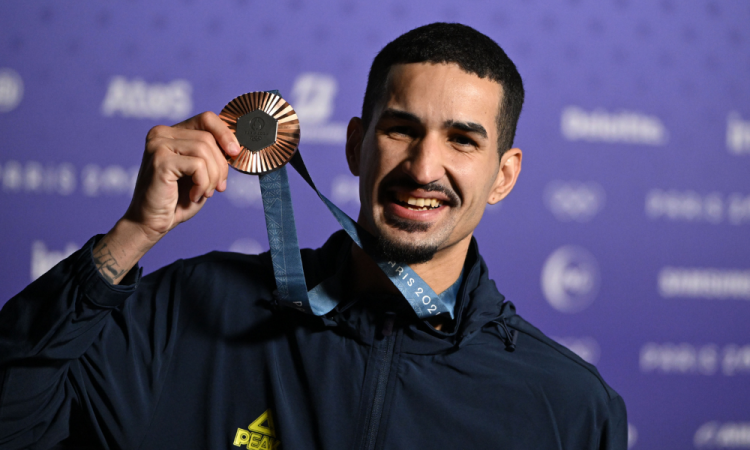 FRA - OLIMPÍADA/TAEKWONDO/BRASIL/NETINHO/BRONZE - ESPORTES - O brasileiro Edival Pontes, o Netinho, comemora a conquista da medalha de bronze após derrotar o espanhol Javier Perez Polo na categoria até 68kg do taekwondo dos Jogos Olímpicos de Paris, no Grand Palais, na capital francesa, nesta quinta-feira, 8 de agosto de 2024.