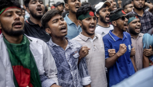 Estudantes entoam slogans enquanto protestam para exigir a demissão do presidente do Supremo Tribunal do Bangladesh, Obaidul Hassan, em frente ao Supremo Tribunal em Dhaka, em 10 de agosto de 2024. O presidente do tribunal superior de Bangladesh disse em 10 de agosto que concordou em renunciar "em princípio" após um ultimato dos manifestantes para fazê-lo, informou a emissora Jamuna TV. Obaidul Hassan, que foi nomeado para dirigir a Suprema Corte no ano passado e é visto como um leal à primeira-ministra destituída, Sheikh Hasina,