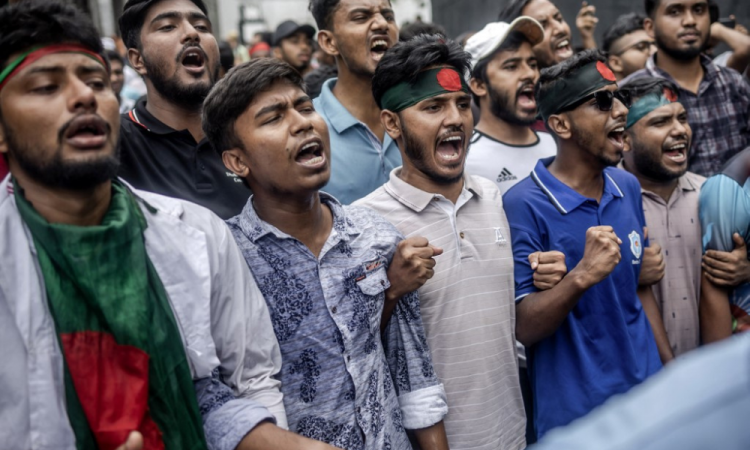 Estudantes entoam slogans enquanto protestam para exigir a demissão do presidente do Supremo Tribunal do Bangladesh, Obaidul Hassan, em frente ao Supremo Tribunal em Dhaka, em 10 de agosto de 2024. O presidente do tribunal superior de Bangladesh disse em 10 de agosto que concordou em renunciar 