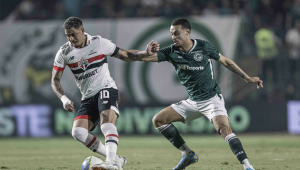 GO - COPA DO BRASIL 2024, GOIÁS X SÃO COPA DO BRASIL 2024, GOIÁS X SÃO PAULO - Luciano jogador do Goiás disputa lance com Luis Henrique jogador do São Paulo durante partida no estádio Serrinha pelo campeonato Copa Do Brasil 2024.