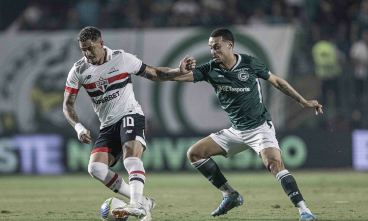 GO - COPA DO BRASIL 2024, GOIÁS X SÃO COPA DO BRASIL 2024, GOIÁS X SÃO PAULO - Luciano jogador do Goiás disputa lance com Luis Henrique jogador do São Paulo durante partida no estádio Serrinha pelo campeonato Copa Do Brasil 2024.