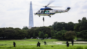 Pessoal da Unidade de Operações Especiais da Polícia Sul-Coreana (KNP SOU) participa de um exercício antiterrorista, como parte do exercício Ulchi Freedom Shield entre os EUA e a Coreia do Sul, em Seul, em 20 de agosto de 2024, que vai até 29 de agosto Em Seul, o governo da cidade realizará simultaneamente exercícios de defesa civil destinados a melhor preparar-se para quaisquer futuros balões de lixo, bem como para ataques de drones norte-coreanos