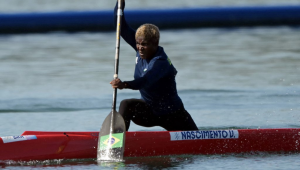 A brasileira Valdenice Conceição do Nascimento compete na semifinal da canoagem individual feminina dos 200m da competição de canoagem velocidade no Estádio Náutico de Vaires-sur-Marne, em Vaires-sur-Marne, durante os Jogos Olímpicos de Paris 2024, em 10 de agosto de 2024.