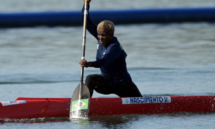 A brasileira Valdenice Conceição do Nascimento compete na semifinal da canoagem individual feminina dos 200m da competição de canoagem velocidade no Estádio Náutico de Vaires-sur-Marne, em Vaires-sur-Marne, durante os Jogos Olímpicos de Paris 2024, em 10 de agosto de 2024.