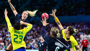 A lateral esquerda norueguesa nº 14 Kristine Breistol salta sobre a lateral direita nº 23 do Brasil Giulia Guarieiro (E) durante a partida de handebol feminino entre Noruega e Brasil das quartas de final dos Jogos Olímpicos de Paris 2024, no estádio Pierre-Mauroy, em Villeneuve-d'Ascq , norte da França, em 6 de agosto de 2024