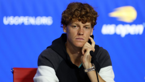 Jannik Sinner, da Itália, fala à mídia durante uma coletiva de imprensa antes do Aberto dos Estados Unidos de 2024 no USTA Billie Jean King National Tennis Center em 23 de agosto de 2024 na cidade de Nova York.