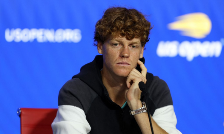 Jannik Sinner, da Itália, fala à mídia durante uma coletiva de imprensa antes do Aberto dos Estados Unidos de 2024 no USTA Billie Jean King National Tennis Center em 23 de agosto de 2024 na cidade de Nova York.