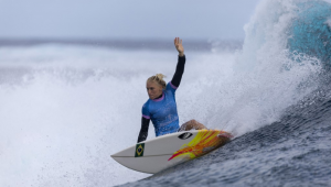 Tatiana Weston-Webb, da Seleção Brasil, pega onda durante a disputa pela medalha de ouro feminina no surfe, no nono dia dos Jogos Olímpicos de Paris 2024, em 5 de agosto de 2024, em Teahupo'o, Polinésia Francesa.