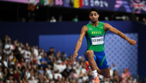 O brasileiro Almir dos Santos compete na final do salto triplo masculino da prova de atletismo dos Jogos Olímpicos de Paris 2024, no Stade de France, em Saint-Denis, ao norte de Paris, em 9 de agosto de 2024.