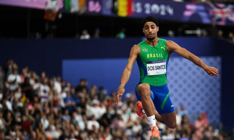 O brasileiro Almir dos Santos compete na final do salto triplo masculino da prova de atletismo dos Jogos Olímpicos de Paris 2024, no Stade de France, em Saint-Denis, ao norte de Paris, em 9 de agosto de 2024.