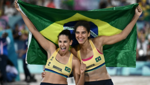 A número 02 do Brasil Eduarda Santos Lisboa e a número 01 do Brasil Ana Patrícia Silva Ramos comemoram a conquista da medalha de ouro feminina no vôlei de praia entre Brasil e Canadá durante os Jogos Olímpicos de Paris 2024, no Estádio da Torre Eiffel, em Paris, em 9 de agosto de 2024