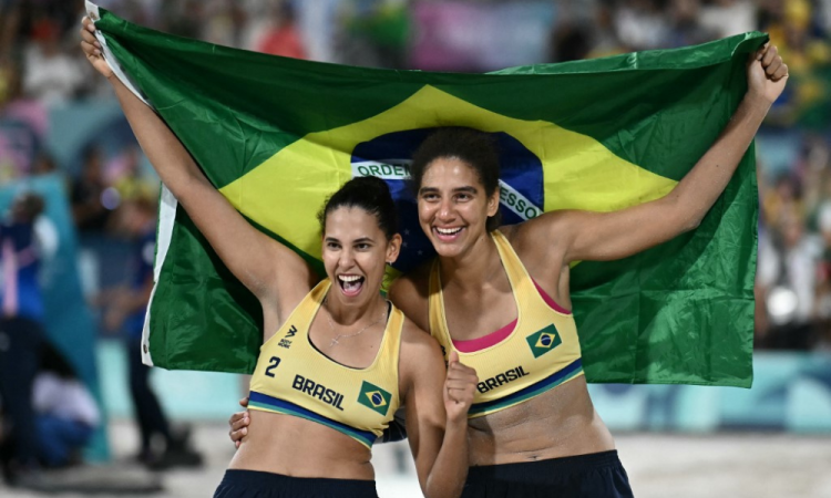 A número 02 do Brasil Eduarda Santos Lisboa e a número 01 do Brasil Ana Patrícia Silva Ramos comemoram a conquista da medalha de ouro feminina no vôlei de praia entre Brasil e Canadá durante os Jogos Olímpicos de Paris 2024, no Estádio da Torre Eiffel, em Paris, em 9 de agosto de 2024