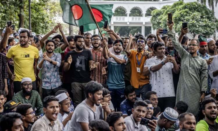 Estudantes seguram bandeiras nacionais de Bangladesh enquanto protestam para exigir a renúncia do presidente do Supremo Tribunal, Obaidul Hassan, em frente ao Supremo Tribunal em Dhaka, em 10 de agosto de 2024. O presidente do tribunal superior de Bangladesh disse em 10 de agosto que havia concordado em renunciar 