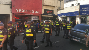 Forças de segurança realizam operação policial na rua Santa Ifigênia, no centro da cidade de São Paulo (SP), na manhã desta terça-feira, 6 de agosto de 2024. A Operação Salus et Dignitas - expressão latina que significa saúde e dignidade - mira uma rede de crimes que vai além do tráfico de drogas e inclui também o comércio ilegal e receptação de peças de carros, armas e celulares, exploração da prostituição, captação ilegal de rádios transmissores da polícia e submissão de pessoas a trabalho análogo ao escravo. Entre os alvos dos mandados de prisão estão guardas-civis metropolitanos suspeitos de extorsão a comerciantes na Cracolândia e da venda ilegal de armas. Eles cobrariam uma taxa em troca de "proteção"