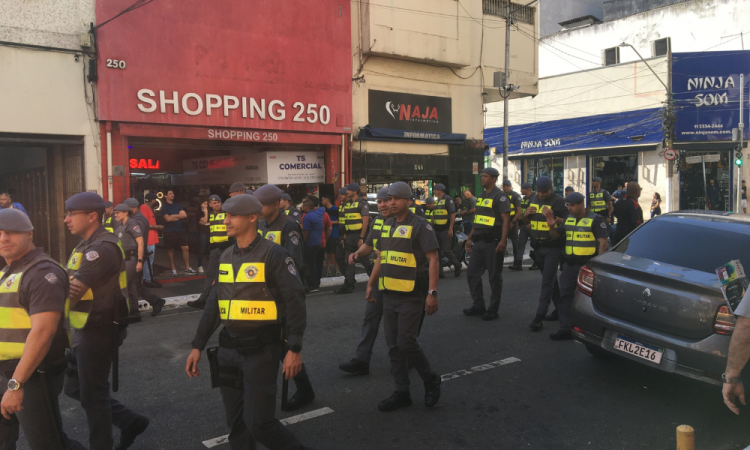 Forças de segurança realizam operação policial na rua Santa Ifigênia, no centro da cidade de São Paulo (SP), na manhã desta terça-feira, 6 de agosto de 2024. A Operação Salus et Dignitas - expressão latina que significa saúde e dignidade - mira uma rede de crimes que vai além do tráfico de drogas e inclui também o comércio ilegal e receptação de peças de carros, armas e celulares, exploração da prostituição, captação ilegal de rádios transmissores da polícia e submissão de pessoas a trabalho análogo ao escravo. Entre os alvos dos mandados de prisão estão guardas-civis metropolitanos suspeitos de extorsão a comerciantes na Cracolândia e da venda ilegal de armas. Eles cobrariam uma taxa em troca de 